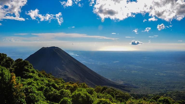 Một ngọn núi lửa ở El Salvador. Ảnh: Getty