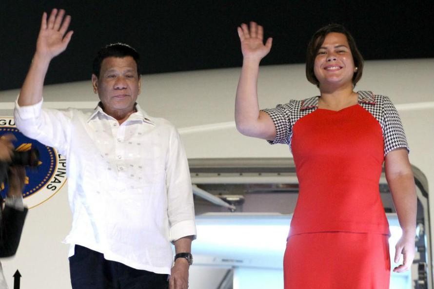 Ông Duterte và con gái. Ảnh: ABS-CBN