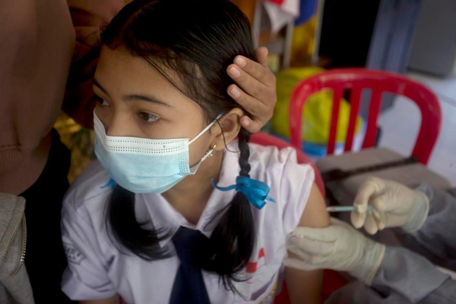 Học sinh Indonesia tiêm vắc-xin ngừa COVID-19 của Trung Quốc. Ảnh: AP