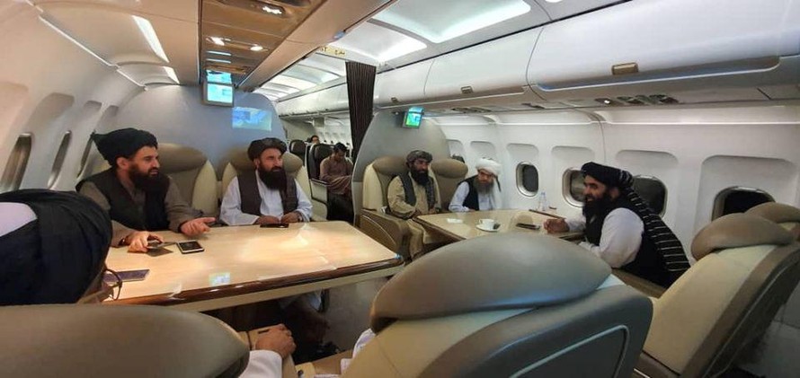 Phái đoàn Taliban trên một chuyến bay. Ảnh: Reuters