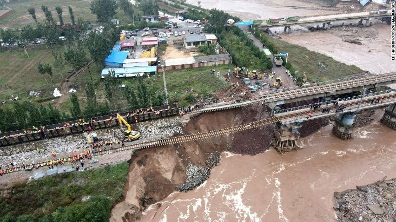 Một đoạn đường sắt bị hư hại ở Tấn Trung (Sơn Tây, Trung Quốc). Ảnh: Getty