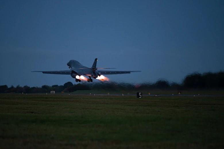 Máy bay B-1B Lancer cất cánh từ sân bay Fairford (Anh). Ảnh: usafe.af.mil