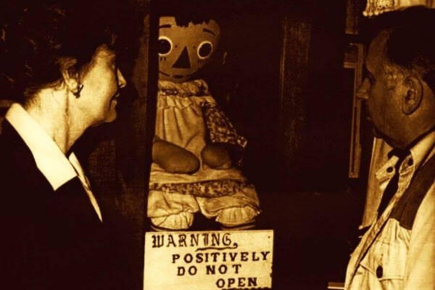 Hai nhà thần bí học Ed và Lorainne Warren nhìn búp bê Annabelle trong tủ kính tại bảo tàng mà họ lập ra. Ảnh: Bảo tàng Huyền bí của Warrens (Warrens’ Occult Museum)