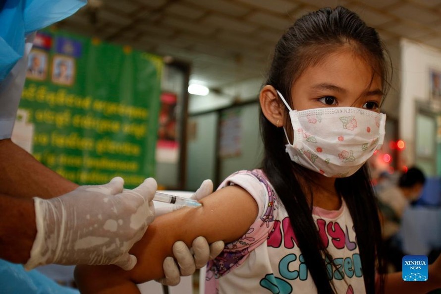 Một bé gái người Campuchia tiêm vắc xin ngày 17/9. Ảnh: Xinhua
