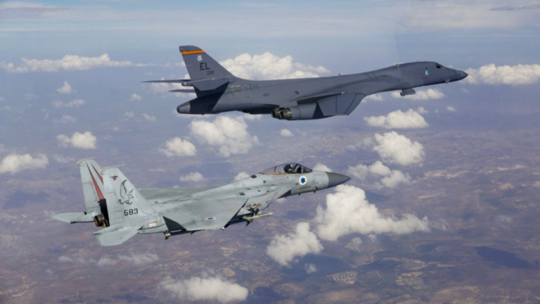 F-15 Israel hộ tống máy bay ném bom B-1B Mỹ. Ảnh: Twitter