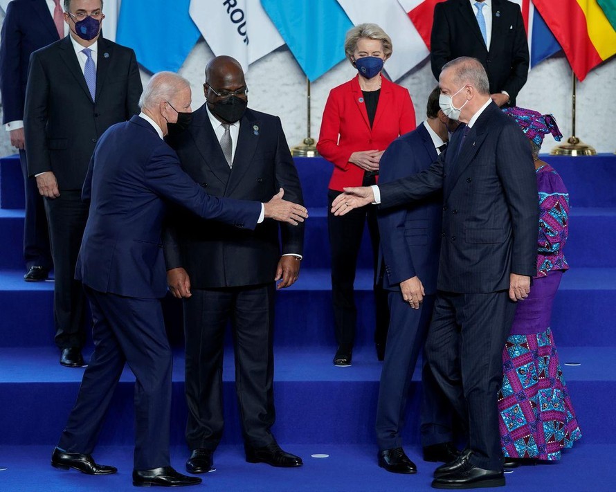 Tổng thống Mỹ Biden và Tổng thống Thổ Nhĩ Kỳ Erdogan bắt tay nhau khi chụp ảnh nhóm ngày 30/10 tại Hội nghị G20 ở Roma (Ý). Ảnh: Reuters