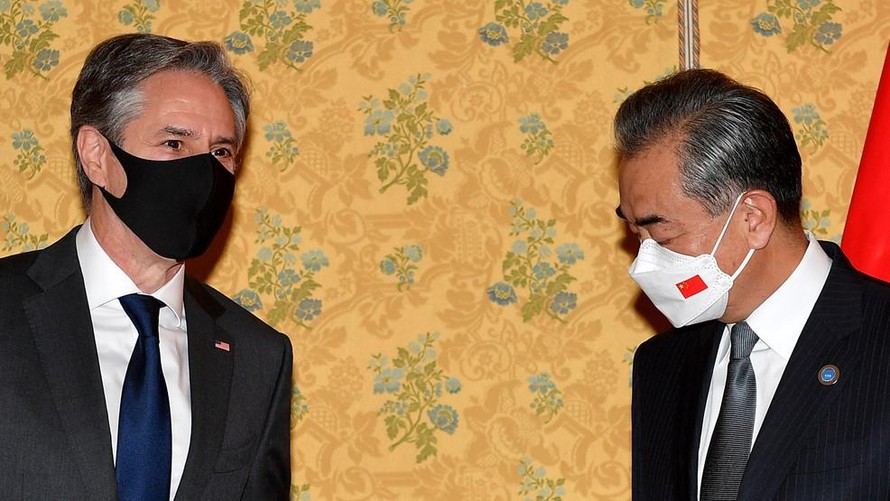 Ngoại trưởng Trung Quốc Vương Nghị gặp Ngoại trưởng Mỹ Antony Blinken ngày 31/10 ở Rome (Ý). Ảnh: AP