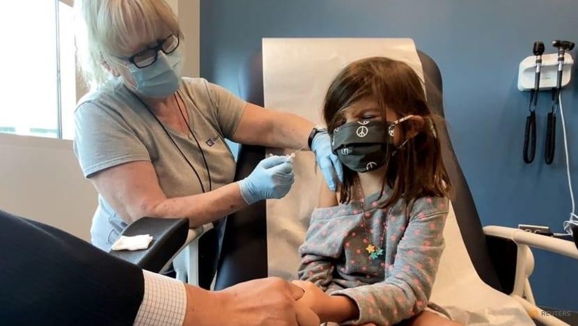 Một bé gái 5 tuổi tham gia thử nghiệm vắc xin Pfizer liều thấp ở Durham (Bắc Carolina, Mỹ). Ảnh: Reuters