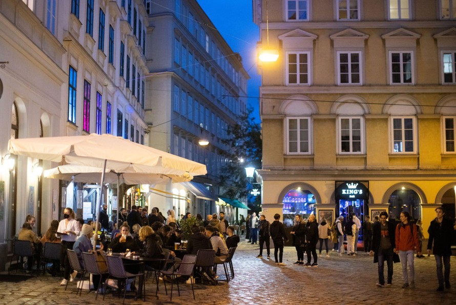 Một nhà hàng ngoài trời ở Vienna (Áo). Ảnh: Reuters