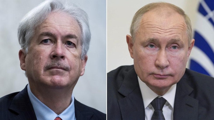 Tổng thống Nga Vladimir Putin (phải) và Giám đốc CIA William Burns. Ảnh: Reuters
