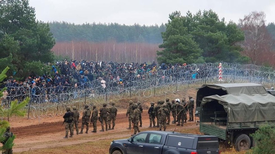 Lực lượng an ninh Ba Lan canh gác biên giới với Belarus. Ảnh: Reuters