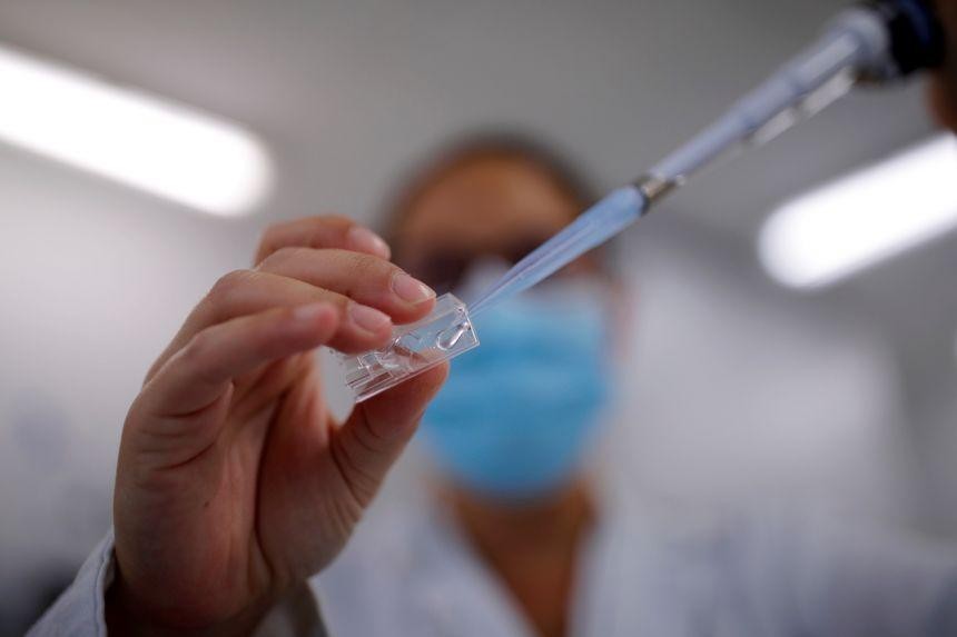 Một loại vắc xin dạng xịt đang được nghiên cứu tại một trường đại học ở Pháp. Ảnh: Reuters