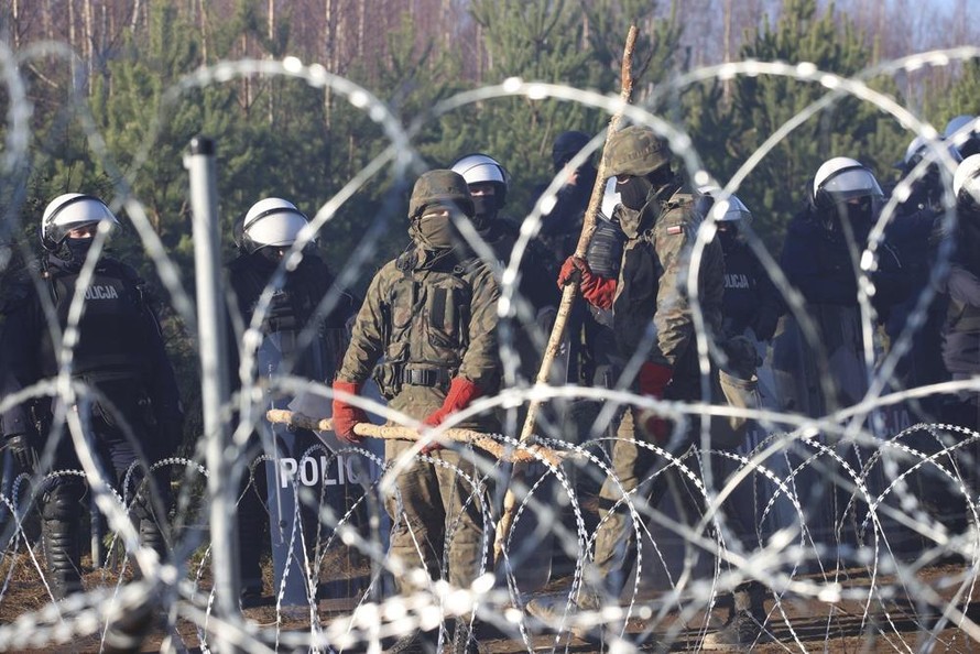 Lực lượng an ninh Ba Lan canh gác ở biên giới với Belarus. Ảnh: AP