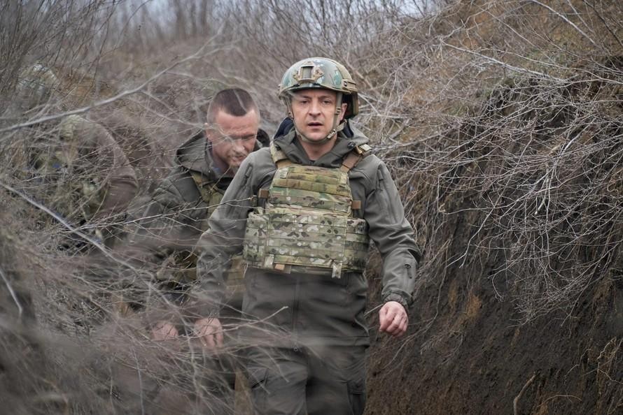 Tổng thống Ukraine thị sát khu vực xung đột Donbass hồi tháng 4. Ảnh: Reuters