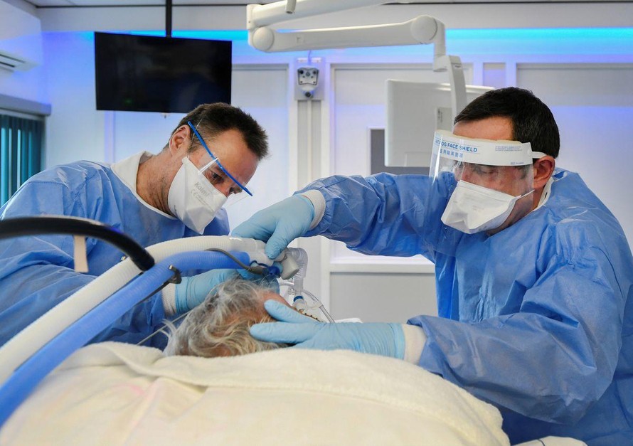 Các bác sĩ chăm sóc cho một bệnh nhân COVID-19 ở bệnh viện Maastricht (Hà Lan). Ảnh: Reuters