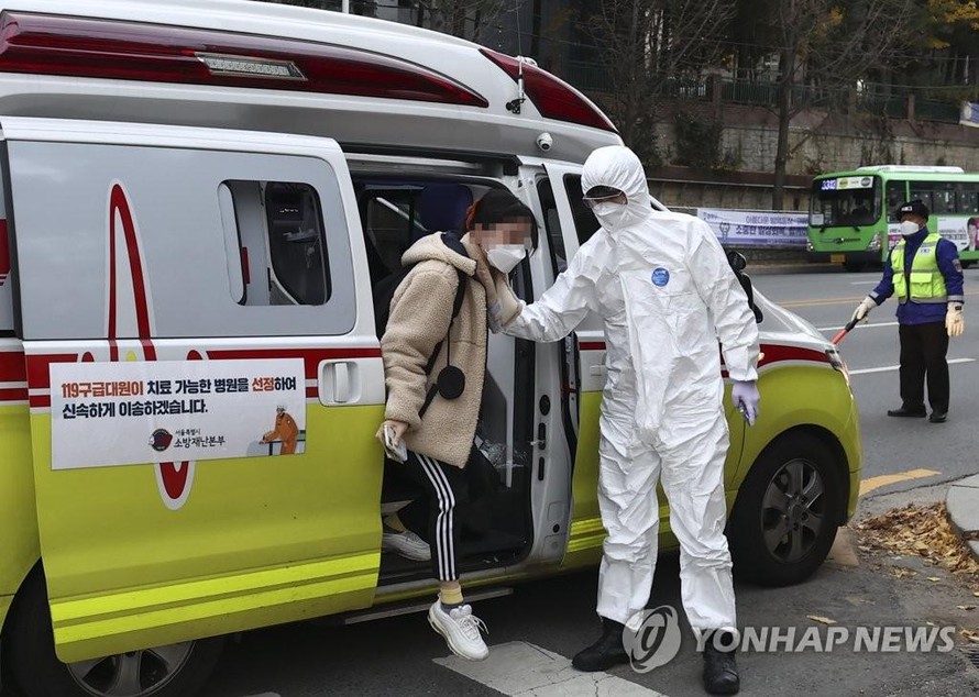 Một nữ sinh ở Seoul được xe cấp cứu đưa đến điểm thi dành riêng cho những thí sinh thuộc diện cách ly. Ảnh: Yonhap
