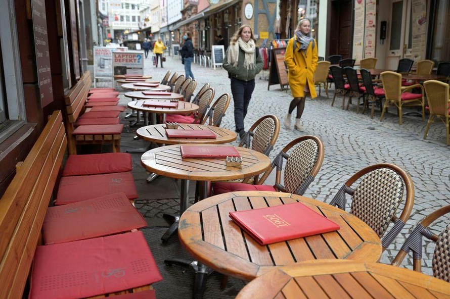 Một nhà hàng ở Marburg (Đức) chỉ phục vụ khách đã tiêm chủng hoặc vừa khỏi COVID-19. Ảnh: Reuters