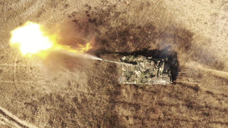 Xe tăng Ukraine tập trận ở vùng Kherson, gần bán đảo Crimea. Ảnh: Reuters