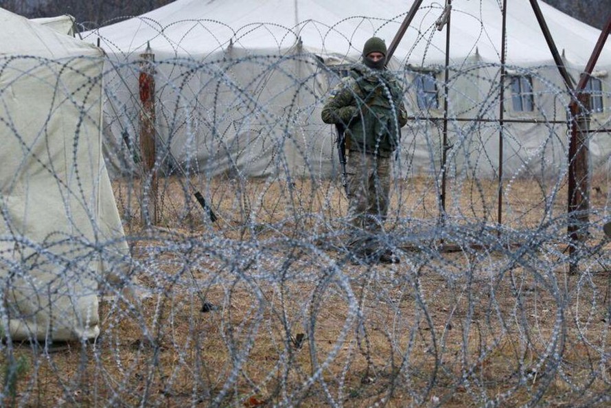 Một binh sĩ Ukraine canh gác ở biên giới. Ảnh: Reuters