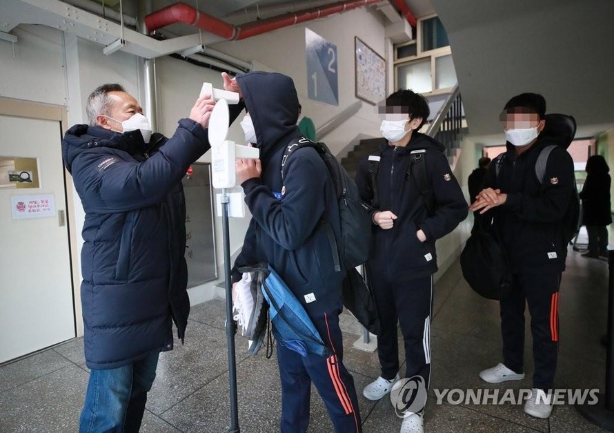 Các học sinh cấp 2 ở Incheon (Hàn Quốc) đến trường sáng 22/11. Ảnh: Yonhap