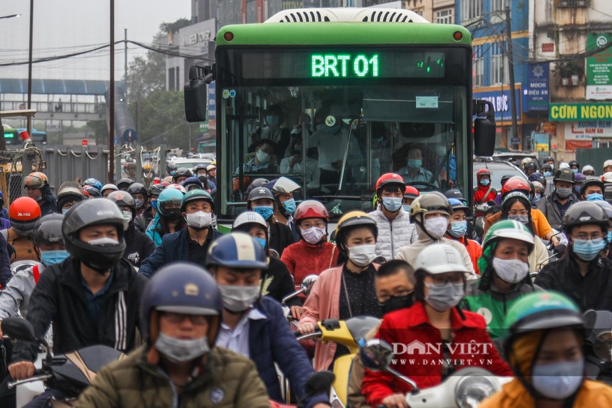 Theo ghi nhận của PV Dân Việt, trong khung giờ cao điểm từ 7h30 đến 8h sáng trên tuyến đường Lê Văn Lương, những đoạn có xe buýt nhanh BRT đi qua luôn rơi vào tình trạng ùn ứ, thậm chí là thường xuyên tắc nghẽn nếu không có lực lượng chức năng điều tiết giao thông. Ảnh: Trọng Hiếu (chụp tháng 3/2021).