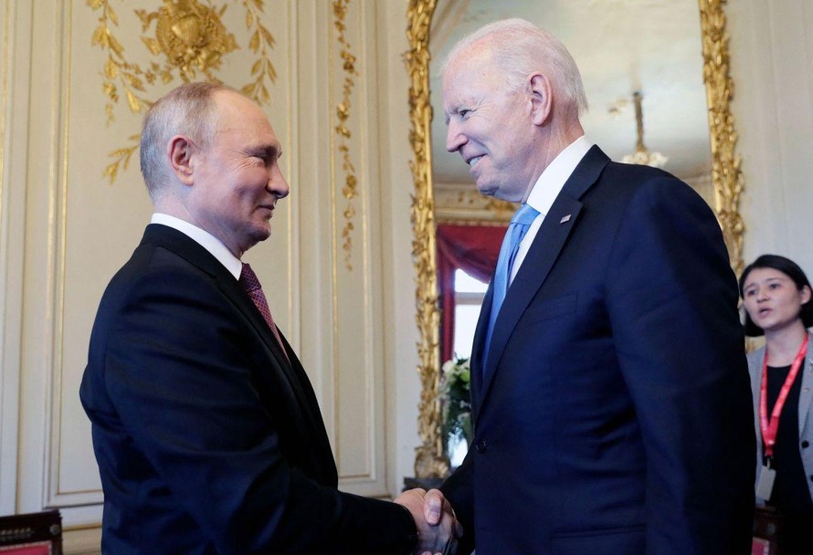 Tổng thống Nga Putin và Tổng thống Mỹ Biden trong cuộc gặp thượng đỉnh ở Geneva (Thuỵ Sĩ) hồi tháng 6. Ảnh: Reuters