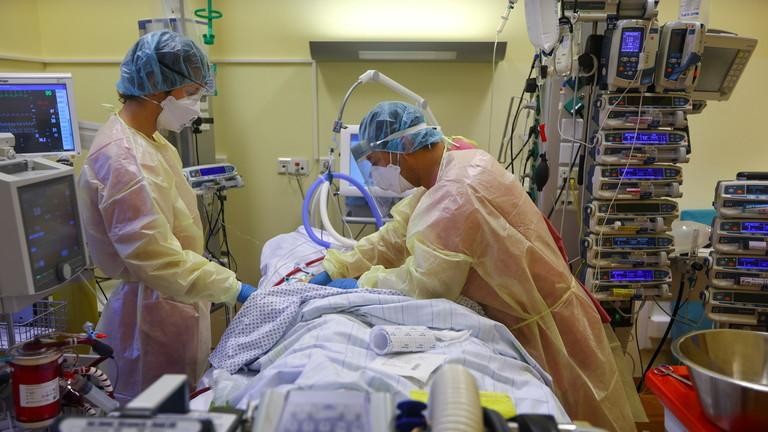 Các nhân viên y tế điều trị cho bệnh nhân COVID-19. Ảnh: Reuters