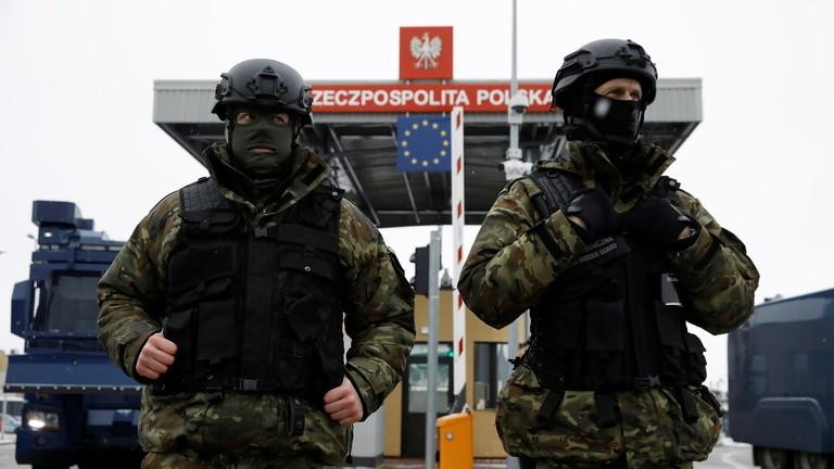 Binh sĩ Ba Lan canh gác ở biên giới với Belarus để ngăn người tị nạn vượt biên. Ảnh: Reuters