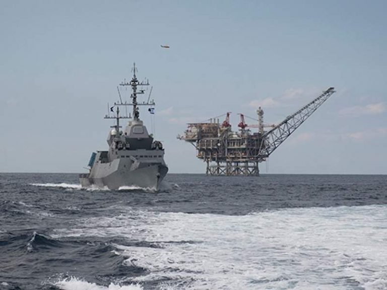 Tàu chiến mới Sa’ar 6 của Israel bảo vệ giàn khoan dầu khí trên biển. Ảnh: Breaking Defense.