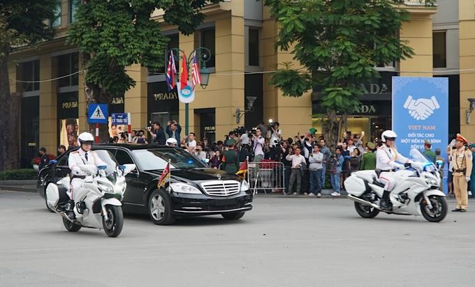 13h25, xe hộ tống Chủ tịch Triều Tiên đi trước, sau đó đến đoàn vệ sĩ, đến xe của ông rời khỏi khách sạn Metropole. 