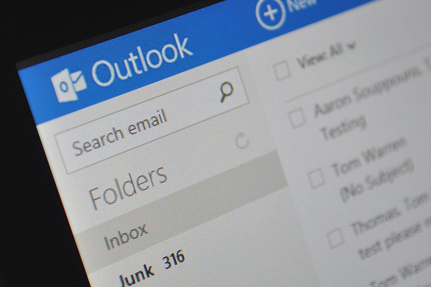 Microsoft thừa nhận hacker có thể đã đọc email Outlook