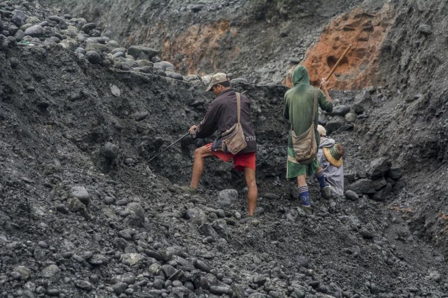 Sập mỏ đá quý, hơn 50 người có thể đã thiệt mạng