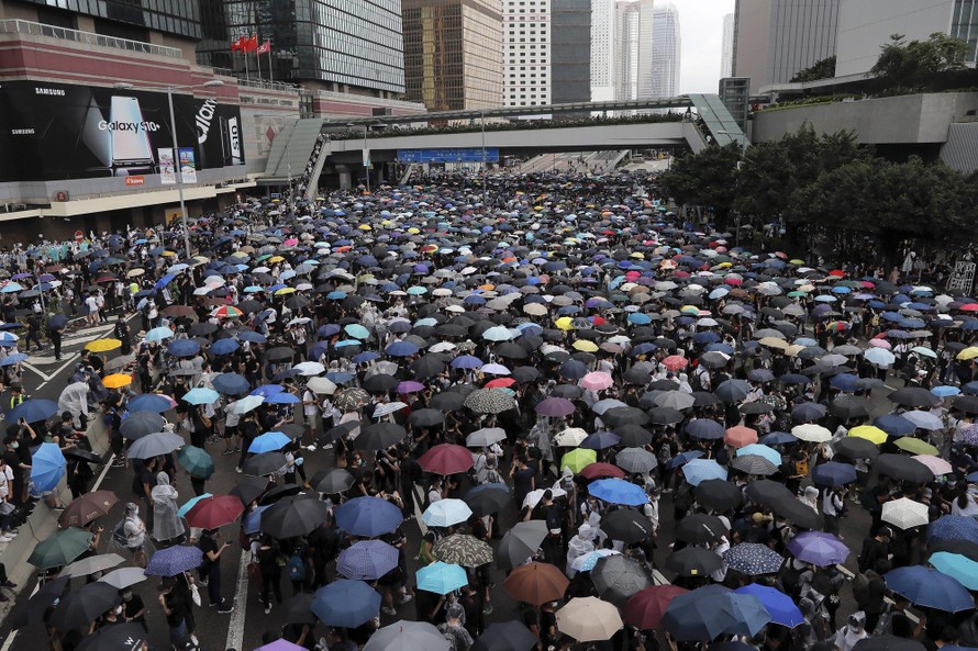 Đám đông biểu tình bên ngoài tòa nhà Hội đồng Lập pháp Hong Kong. Ảnh: AP.