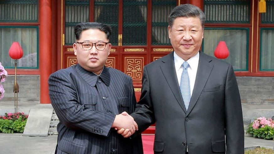 Lãnh đạo Triều Tiên Kim Jong Un bắt tay Chủ tịch Trung Quốc Tập Cận Bình trong chuyến công du Bắc Kinh hồi tháng 3/2018. Ảnh: SCMP
