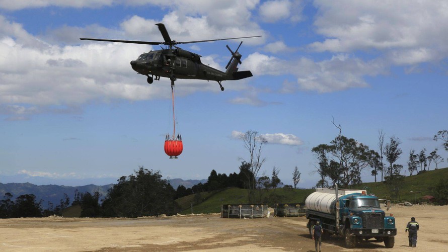 Một giám mục ở Colombia định dùng trực thăng để đổ nước thánh xuống thành phố. Ảnh: Reuters.