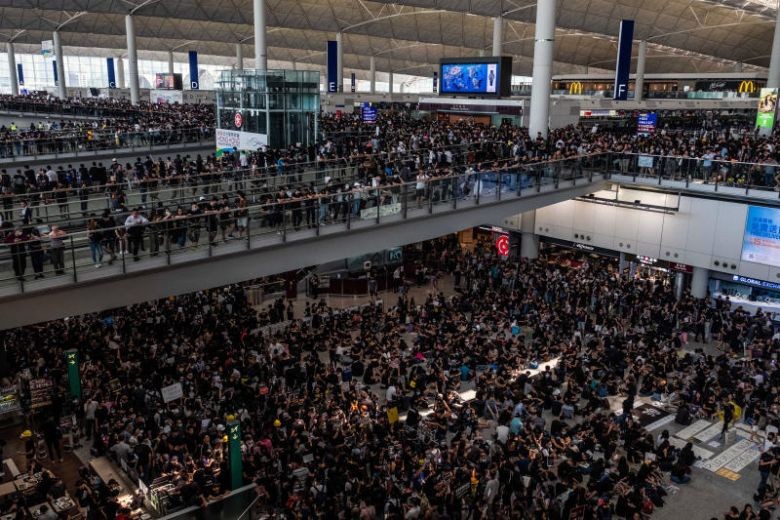 Người biểu tình làm tê liệt sân bay ở trung tâm tài chính châu Á