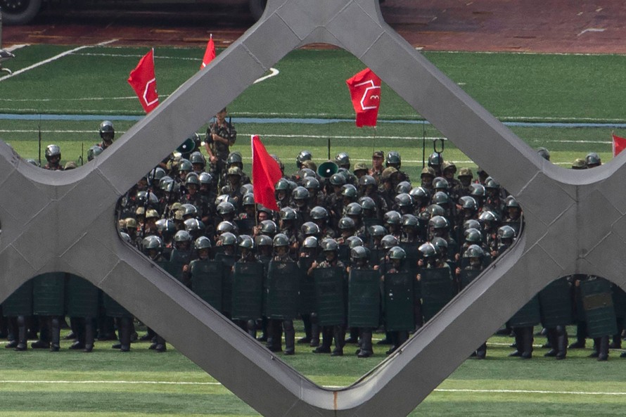 Tập trung quân sát Hong Kong, Bắc Kinh đưa ra cảnh báo gay gắt
