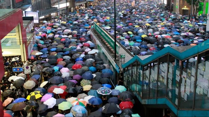 Đám đông biểu tình trong công viên Victoria ở Hong Kong. Ảnh: Getty Images.