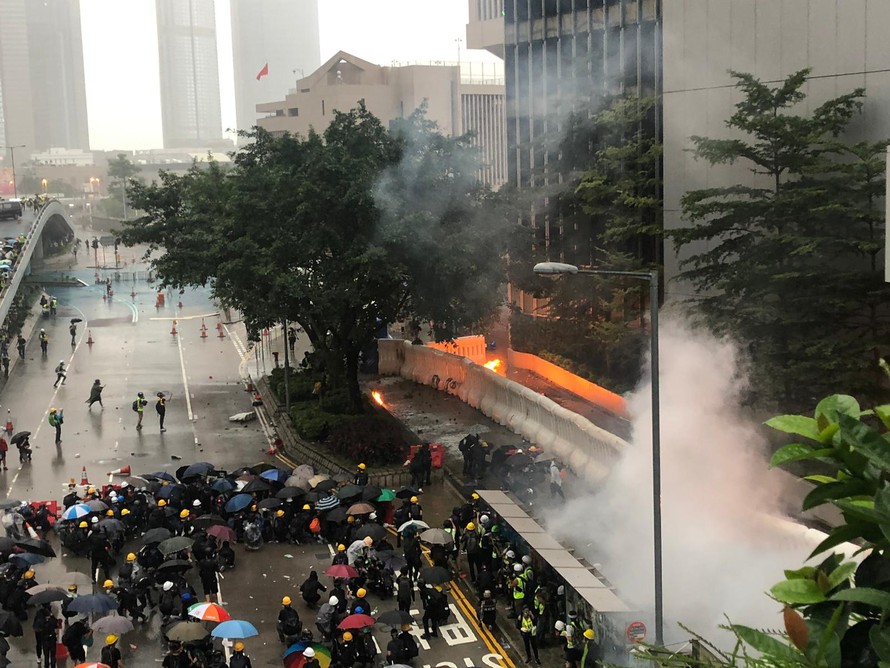 Người biểu tình ném bom xăng vào văn phòng chính quyền ở trung tâm Hong Kong. Ảnh: CNN.