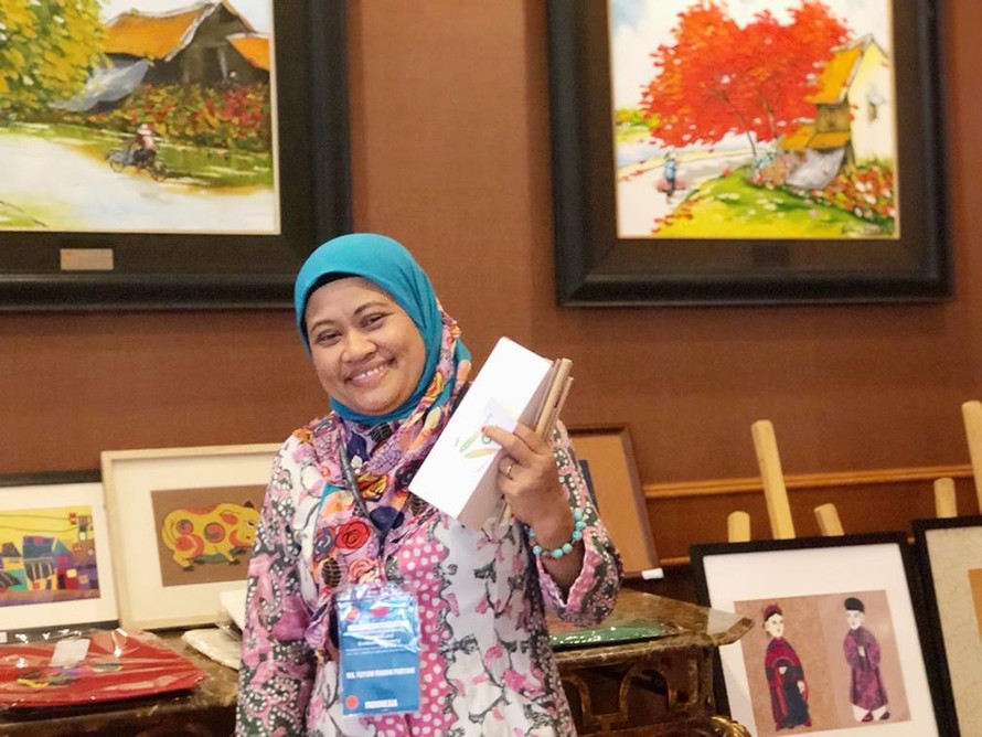 Bà Yuyum Fhahni Paryani, đại diện của Indonesia tại Ủy ban Thúc đẩy và bảo vệ quyền phụ nữ và trẻ em ASEAN, tỏ ra thích thú với các sản phẩm Việt Nam được làm từ nguyên liệu sẵn có ở địa phương, thân thiện với môi trường. Ảnh: Thái An.