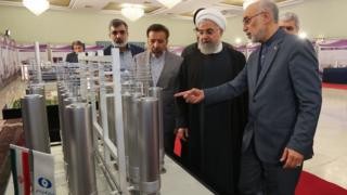 Lãnh đạo Iran nghe thuyết trình về công nghệ hạt nhân. Ảnh: EPA.