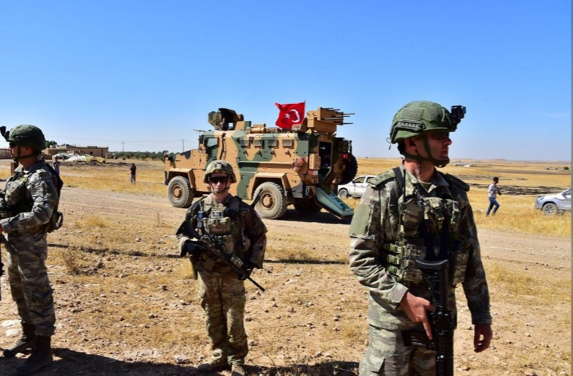 Binh sĩ Thổ Nhĩ Kỳ và Mỹ tuần tra chung ở một ngôi làng Syria ngày 8/9. Ảnh: Bộ Quốc phòng Thổ Nhĩ Kỳ.