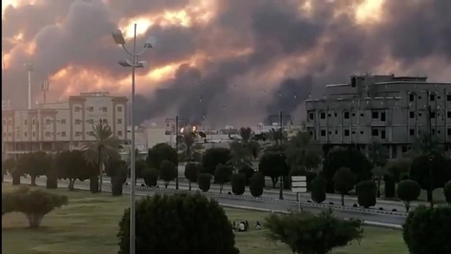 Nhà máy lọc dầu của Ảrập Xêút bị drone tấn công. Ảnh: France24.