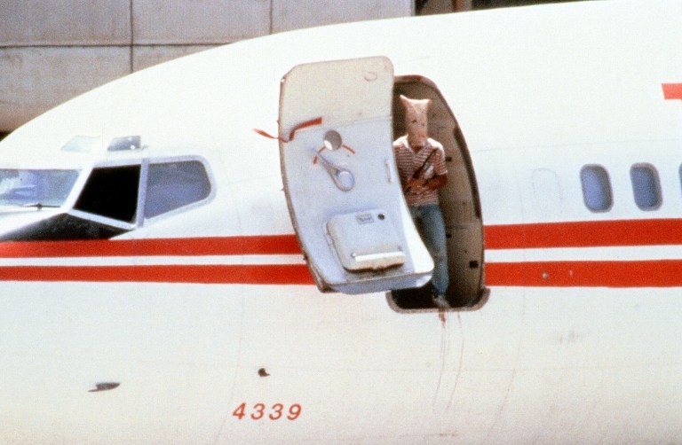 Một tên không tặc nhìn qua cửa máy bay hôm 20/6/1985 tại sân bay Beirut. Ảnh: Getty.