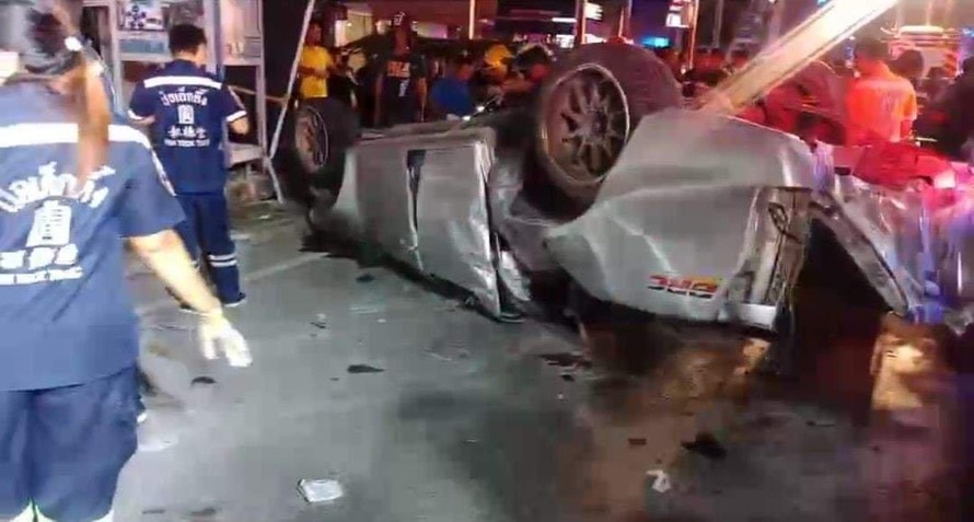 Chiếc xe bán tải lật ngửa trên đường. Ảnh: Pattaya News.