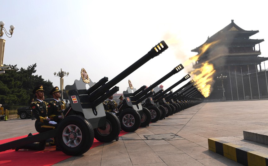 56 khẩu đại bác đại diện 56 dân tộc anh em của Trung Quốc bắn 70 phát tượng trưng 70 năm thành lập nước Cộng hòa Nhân dân Trung Hoa. Ảnh: CGTN.