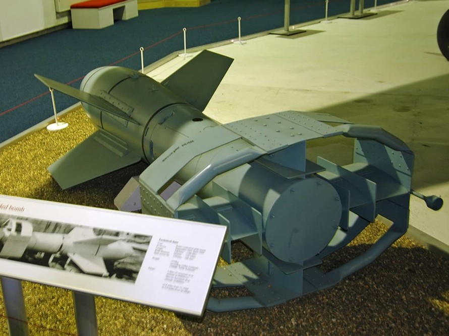 Bom lượn Fritz X được trưng bày ở Ba Lan. Ảnh: The Independent.