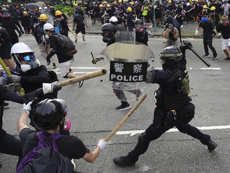 Cảnh sát và người biểu tình ở Hong Kong xô xát. Ảnh: AP.