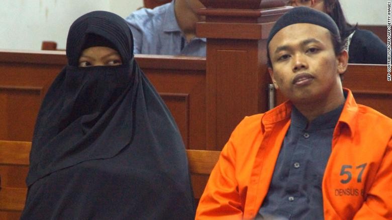 Dian Yulia Novita cùng chồng Nur Solikin trong phiên tòa ngày 23/8/2017. Cựu ô-sin Novita bị kết án 7,5 năm tù vì âm mưu tấn công tự sát dinh tổng thống ở Jakarta. Ảnh: Getty.