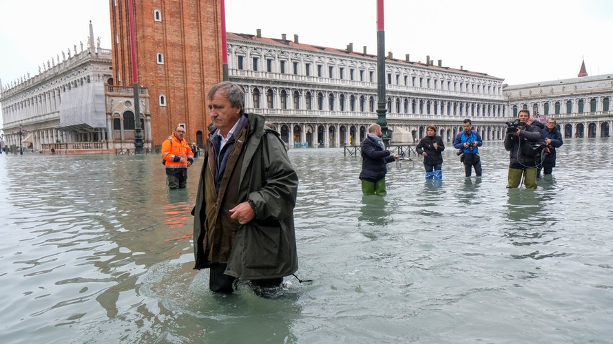 Thị trưởng Venice Luigi Brugnaro bì bõm ở Quảng trường St. Mark. Ảnh: Manuel Silvestri.